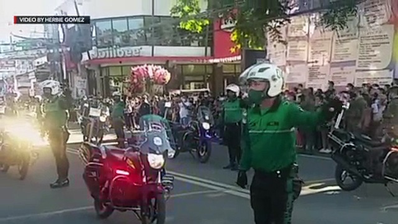 Cagayan de Oro traffic enforcers' surprise danc...