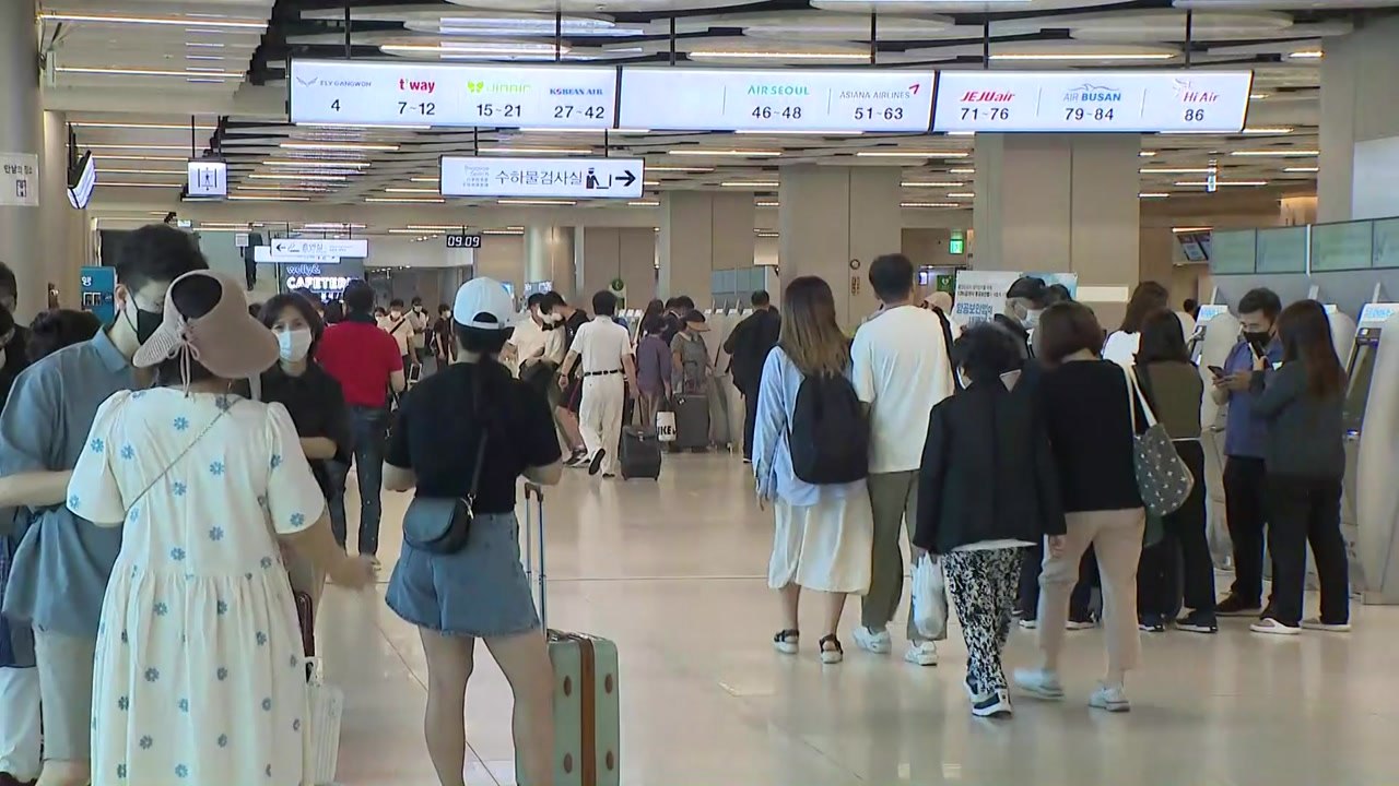 여름 휴가철 막바지 접어들었지만...공항엔 여행객들로 '북적' / YTN
