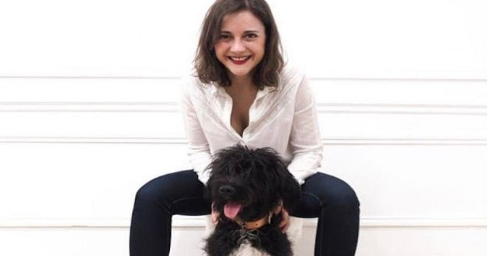 Cette Française en vacances sauve un chiot coincé dans une falaise