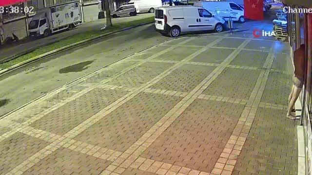 Yaptığına yapacağına pişman oldu...Yarı çıplak vaziyette dükkan kapısına tuvaletini yaparken hırsız zannedilen adama meydan dayağı