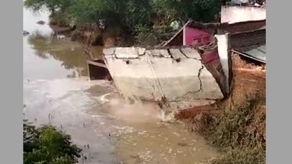 Agra: चंबल नदी में बाढ़ का कहर, देखिए ताश के पत्तो के तरह मकान गिरने का वीडियो EXCLUSIVE