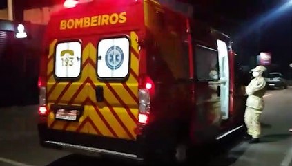 Mulher fere o queixo ao tropeçar na calçada e é atendida pelo Siate, no centro de Cascavel