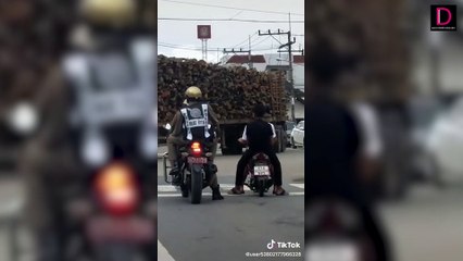 เสียวหลังวาบ แว้นระทึกจอดจยย.ติดไฟแดงข้างตร. | HOTSHOT เดลินิวส์ 27/08/65