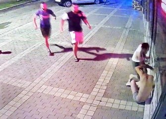 Üzerinde sadece iç çamaşırıyla işyerinin kapısına ihtiyaç giderirken "Hırsız" zannedilip darp edildi