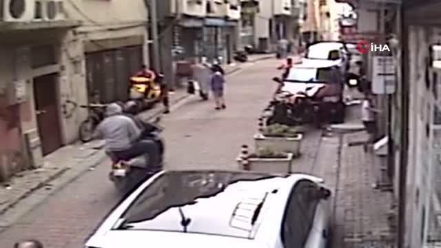 Son dakika haberi... Kağıthane'deki berber koltuğunda silahlı saldırıya uğradı...Motosikletli saldırganlar kamerada