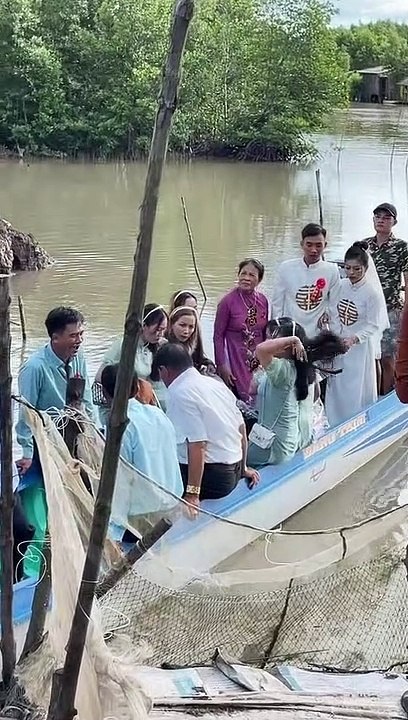 Mẹ nghẹn ngào giấu nước mắt khi con về nhà chồng: Từng trải, mẹ hiểu lấy chồng trăm bề khó
