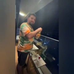 Sırıta sırıta 19. kattan milletin üzerine şampanya şişesi attı