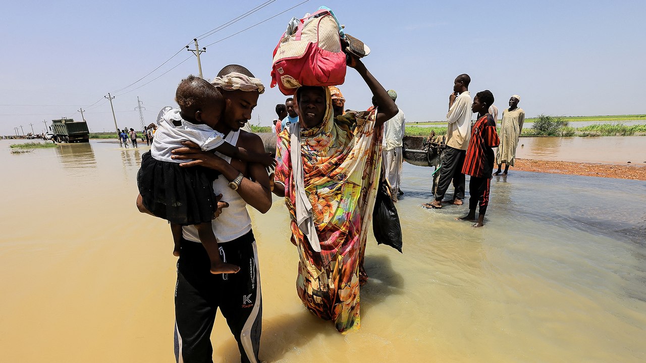 بسبب السيول.. ظروف صعبة لمئات العوائل في المخيمات بالسودان