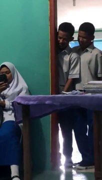 हर जगह वायरल हो रहा है | आखिर ऐसा क्या देख रही थी लड़की जो लड़के उसके पीछे से छुप कर देखने लगे #Dailymotion #Djprince