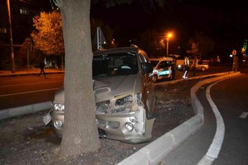 Ağaca çarpan ehliyetsiz sürücü yaralandı