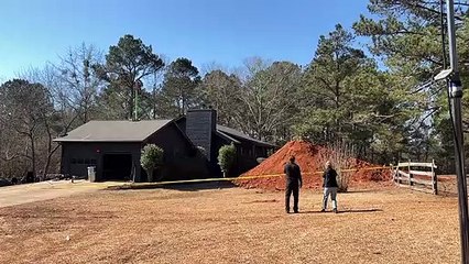 المصارع داربي ألين يقفز بسيارة جيب فوق منزله