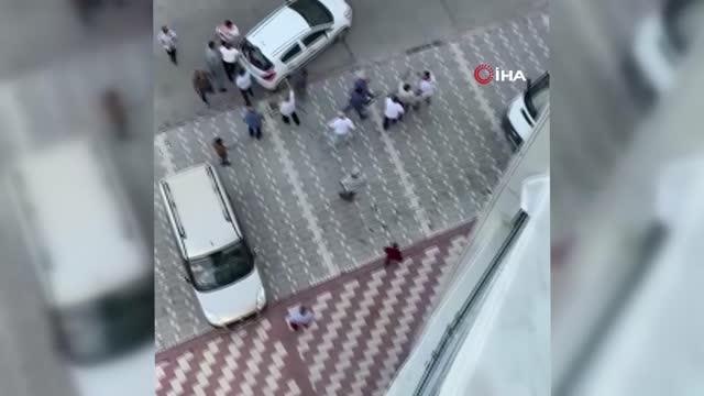 Son dakika haberi! Sürücülerin tartışması kavgaya dönüştü... Taraflar sokak ortasında birbirlerine girdi