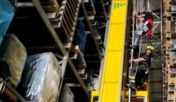 Ciriè (TO) - Tecnici bloccati in ascensore a 15 metri da terra, salvati da Vigili del Fuoco (27.08.22)