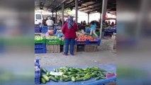 Kadınların pazarda 'sebze' savaşı kamerada... Tezgahlardan aldıkları sebze ve meyveleri birbirlerine böyle fırlattılar