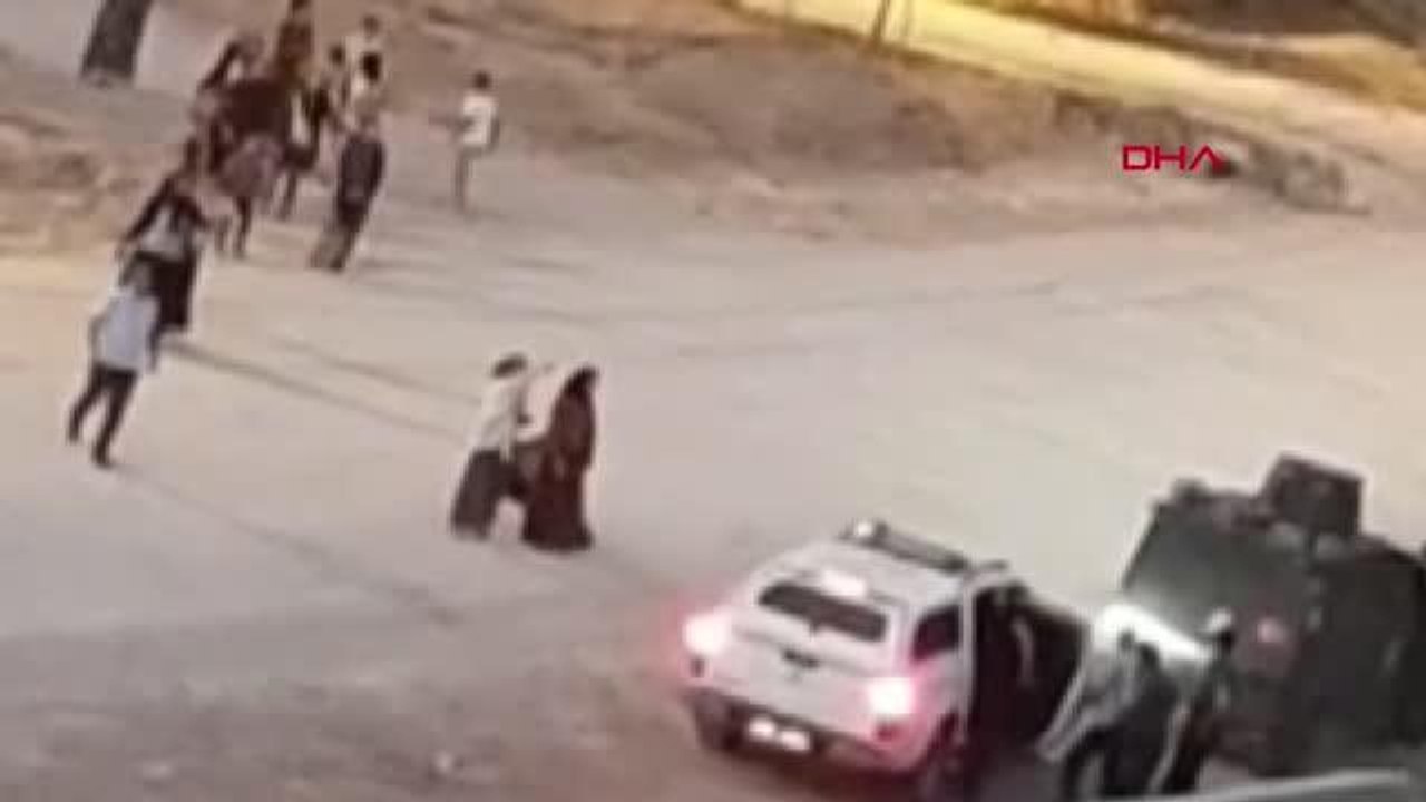 EŞİNİ VE 3 KIZINI ÖLDÜREN ŞÜPHELİYE KEŞİF SONRASI MAHALLELİNİN TEPKİSİ KAMERADA