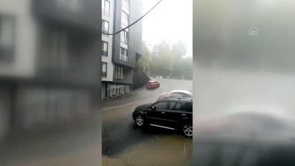 Eyüpsultan'da etkili olan sağanak sürücülere zor anlar yaşattı