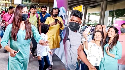 Rashmika Mandanna Mobbed By Fans For Selfies At Mumbai Airport
