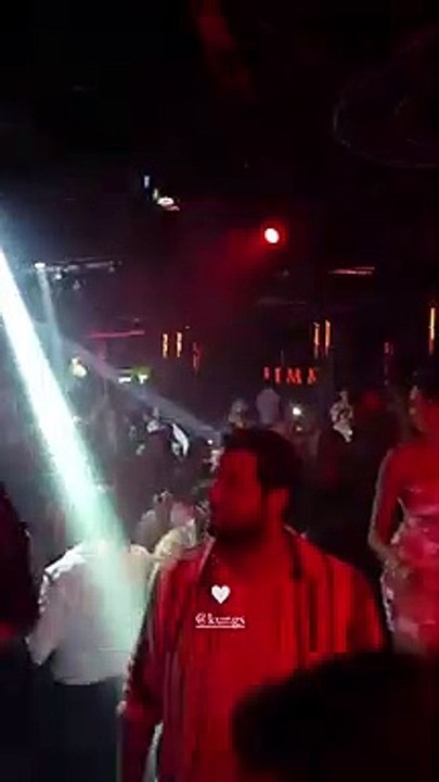 Camille Gottlieb sexy et scintillante lors d'une soirée à Monte-Carlo, avec des amies face au DJ Kungs