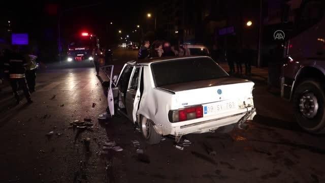 Dur ihtarına uymayan sürücünün yönetimindeki otomobil polis otosuna çarptı
