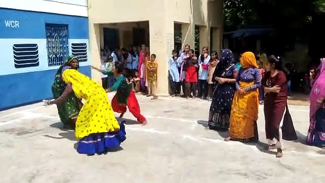 ग्रामीण ओलंपिक में देहाती महिलाएं कस रही कमर, देखे जज्बा...
