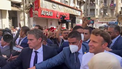 Algérie - Les images du bain de foule écourté d'Emmanuel Macron dans les rues d'Oran après des slogans hostiles : "Va te faire foutre !", "La France mange notre pays", "On est chez nous"...