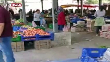 Pazarda sebze savaşı: O anlar kamerada