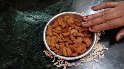 चटपटे खस्ता मसालेदार काजू नमक पारे  murmure kaju Namak Paare  chatpata Kaju mathri recipe