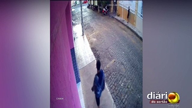 Três meliantes assaltam bar no Centro de Cajazeiras e PM à paisana interfere no crime