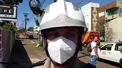 Tải video: Vítima estava inconsciente quando os bombeiros chegaram ao local de acidente