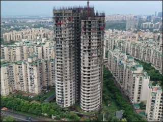 Twin Tower Demolish: टावर गिरने से पहले सेल्फी के लिए लोगों की भीड़, दिखा ये नजारा