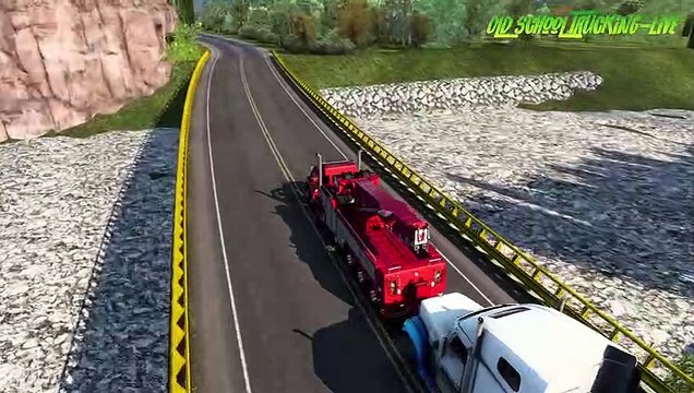 Blades Kenworth W900B Century wrecker pulling a Freightliner with broken cargo - American Truck Simulator.