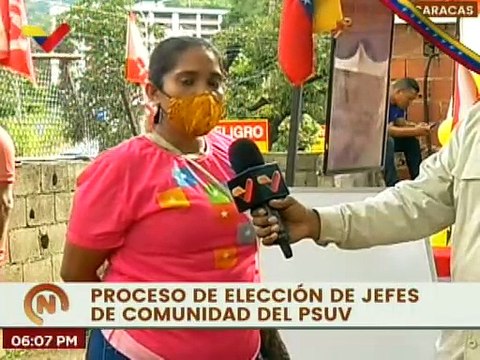 Militantes del PSUV participan en el proceso de renovación de los jefes de comunidad en Caracas