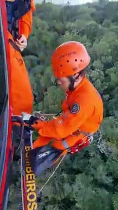 Homem é resgatado de helicóptero após cair de parapente em SC