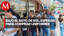 Padres de familia hacen fila de 3 horas para comprar uniformes escolares en Monterrey