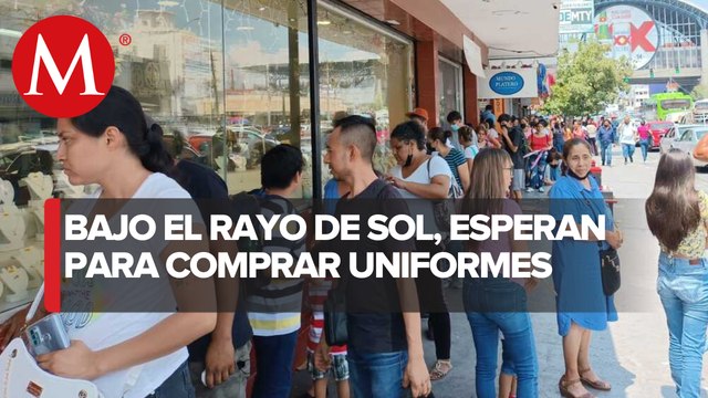 Padres de familia hacen fila de 3 horas para comprar uniformes escolares en Monterrey
