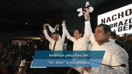 Ahora avientan al “Dr. Simi” a morenistas; Mier recibe peluche en Cholula