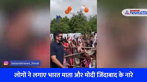 भुज में प्रधानमंत्री का भव्य रोड शो ,पहले गाड़ी फिर पैदल चले पीएम मोदी... देखें Video 