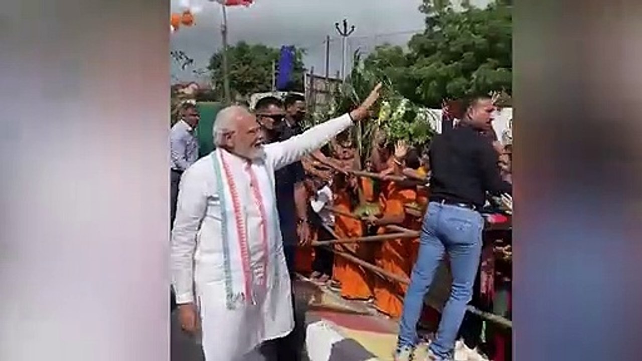 ભુજમાં PM મોદીનો 3 કિમી લાંબો ભવ્ય રોડ શૉ યોજાયો