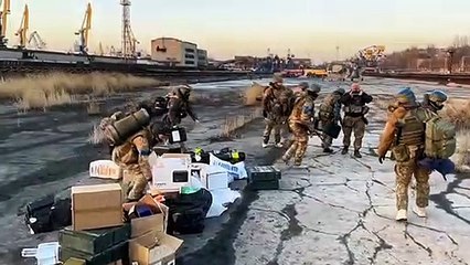 Архивные кадры высадки украинских воинов из вертолета Ми-8 в порту Мариуполя