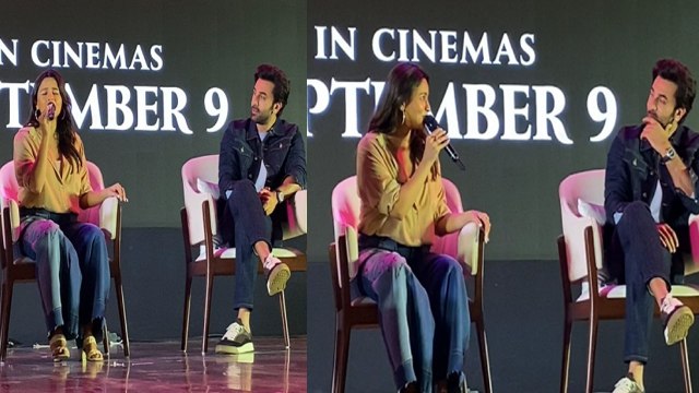 Alia Bhatt को Ranbir Kapoor एकटक निहारते रहे जब Alia ने गाया Kesariya, Video viral! FilmiBeat