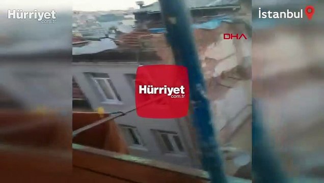 Beyoğlu'nda 4 katlı metruk binanın duvarının çöktüğü anlar kamerada