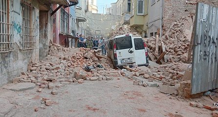 İstanbul’da 4 katlı metruk binanın duvarı çöktü