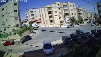 سقوط حمولة مركبة واصطدامها بشاحنة في عمان