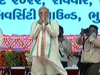 કચ્છમાં PM મોદીએ સ્ટેજ પર બે હાથ જોડી ઝીલ્યું જનતાનું અભિવાદન, જુઓ આ વીડિયો