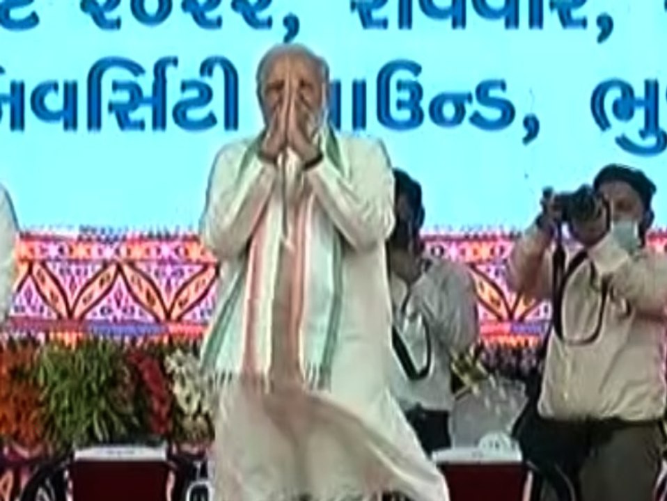 કચ્છમાં PM મોદીએ સ્ટેજ પર બે હાથ જોડી ઝીલ્યું જ...