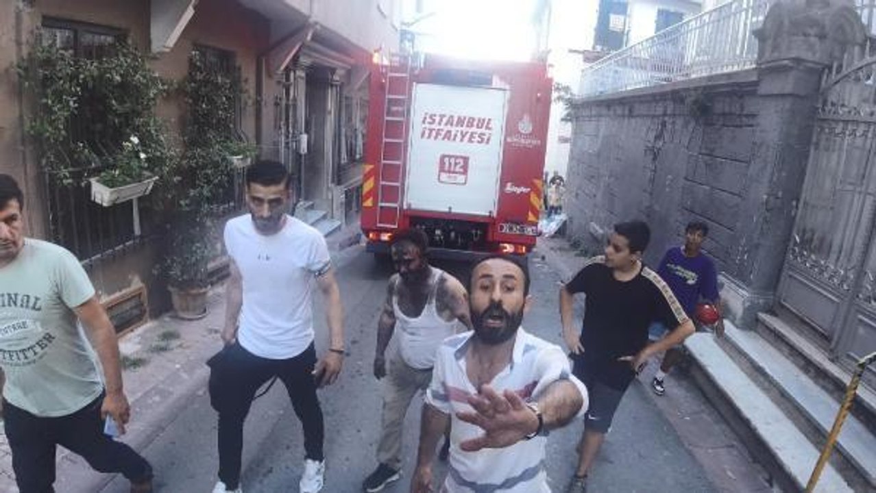 Son dakika haberi: BEYOĞLU'NDA MÜDAHALE ETTİĞİ SİGORTA KUTUSUNDA PATLAMA OLAN ELEKTRİKÇİ YARALANDI