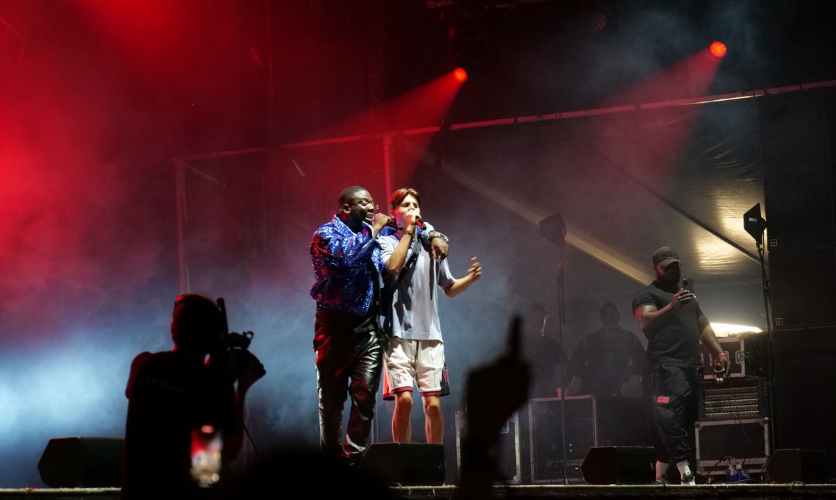 Festival du roi Arthur. Un membre du public monte sur scène pour chanter avec Dinos