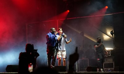 Festival du roi Arthur. Un membre du public monte sur scène pour chanter avec Dinos