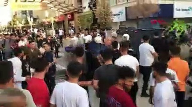 Silopi’de taciz iddiasına linç girişimini polis zorlukla önledi: Ortalık savaş alanına döndü
