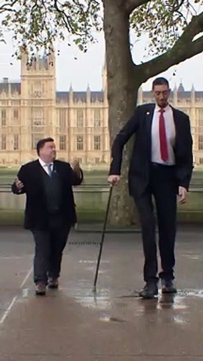 L'homme le plus grand du monde rencontre l'homme le plus petit